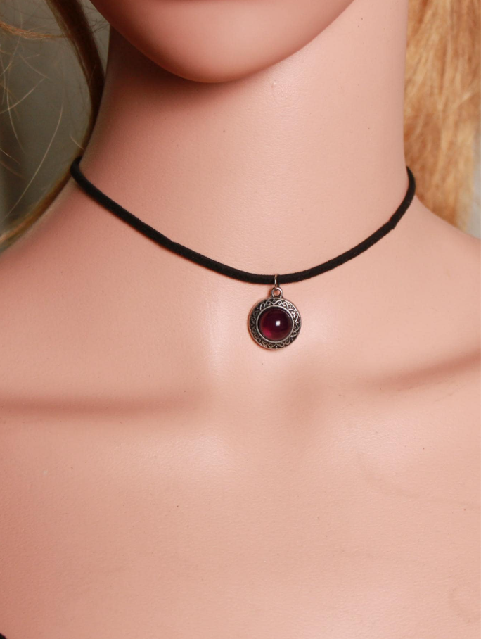 Set de collares tipo gargantilla con dijes plateados