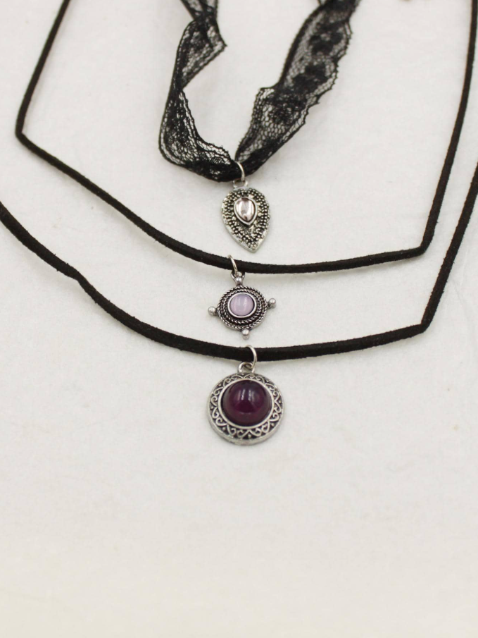 Set de collares tipo gargantilla con dijes plateados
