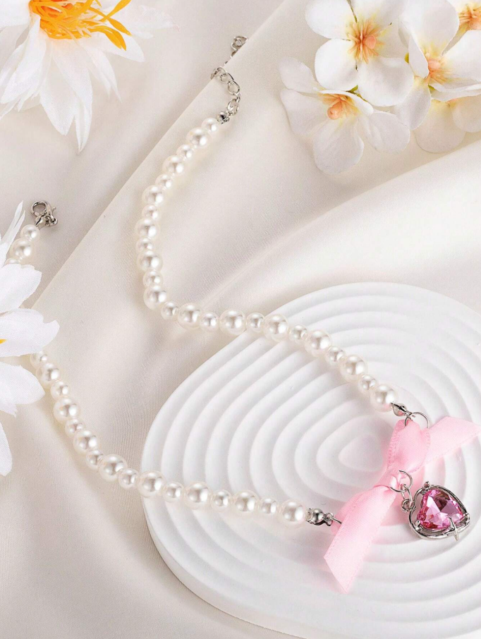 Collar de perlas con lazo y dije de corazón