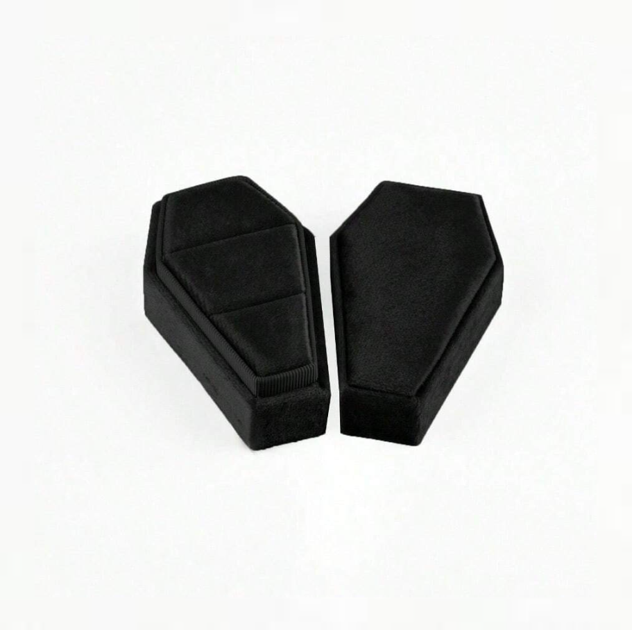 Joyero pequeño con forma de ataud negro