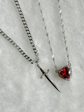 Collar doble negro con colgante de corazón y espada
