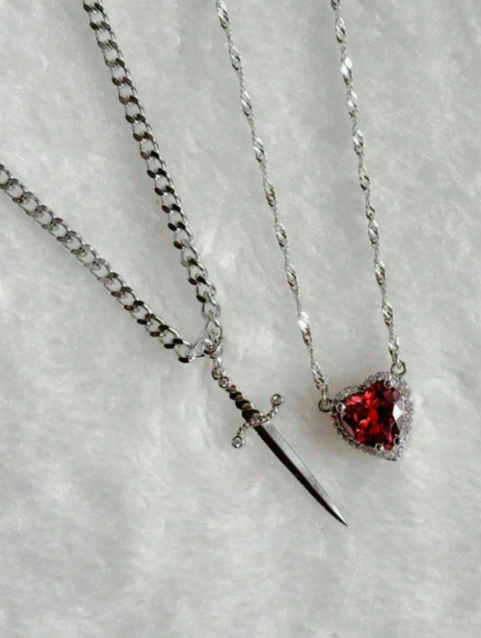 Collar doble negro con colgante de corazón y espada