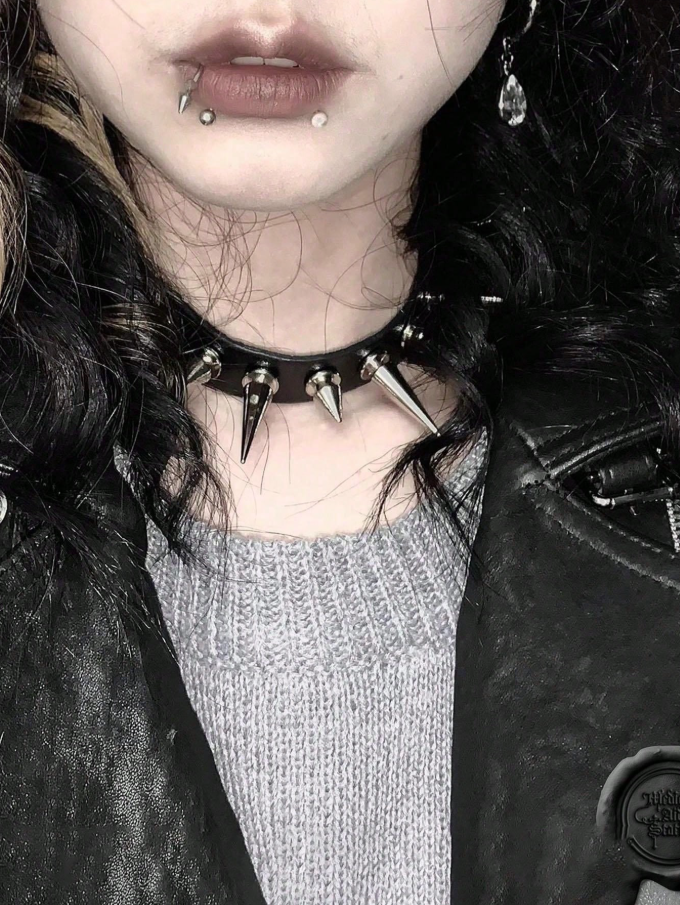 Collar gótico de púas