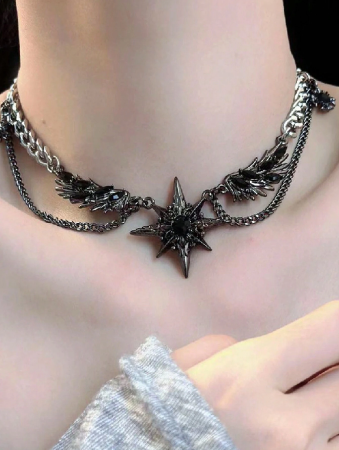 Collar con diseños de plumas negras Y2K