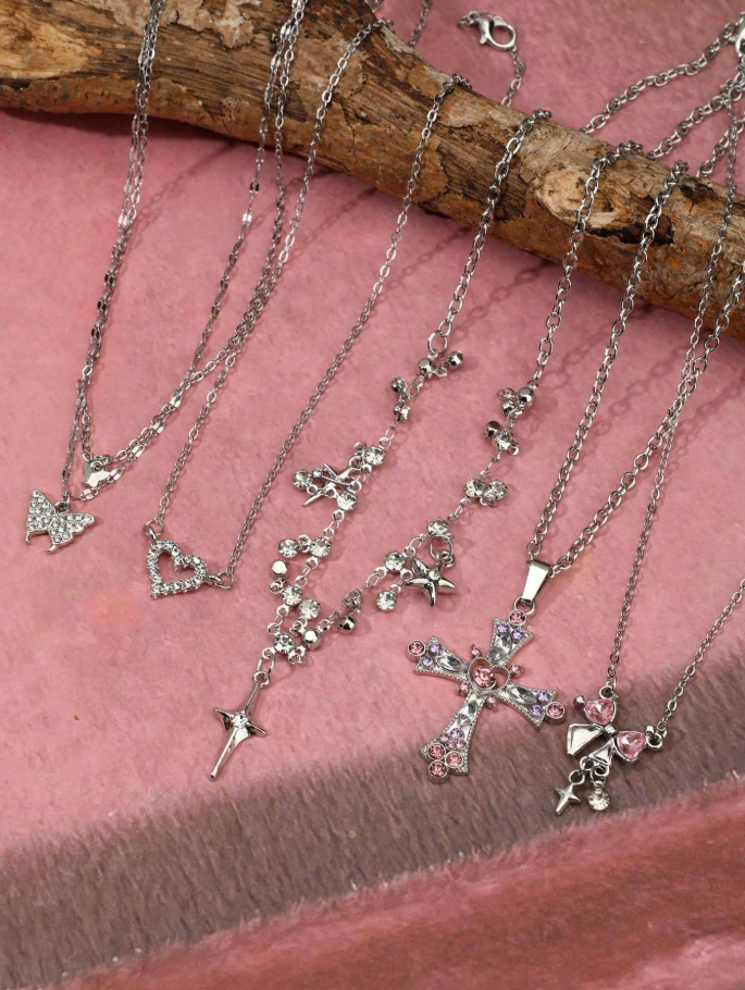 Set de 5 collares con dijes de mariposa, corazón, lazo, estrella y cruz