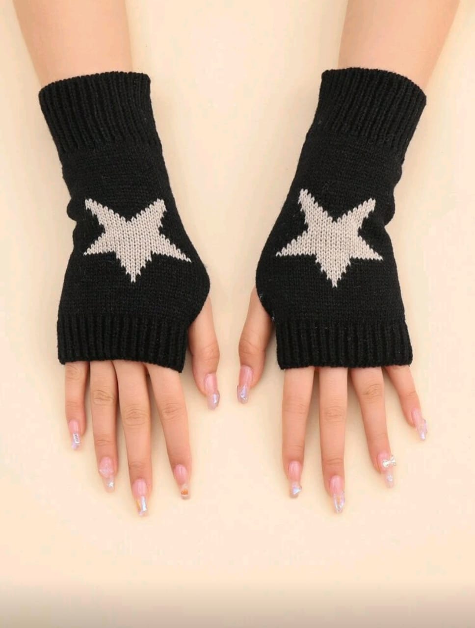 Par de guantes negros con estrella