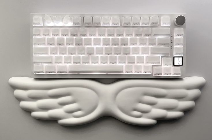 Alfombrilla ergonómica para teclado con alas de ángel