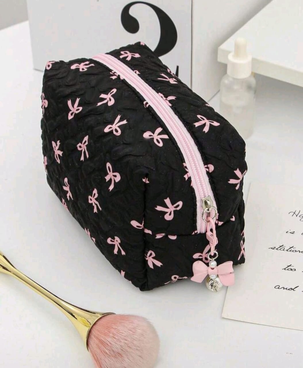 Bolso organizador negro con lazos rosados