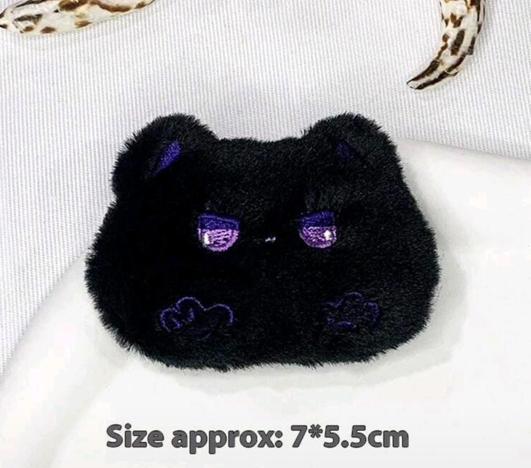 Llavero afelpado de gato negro enojado