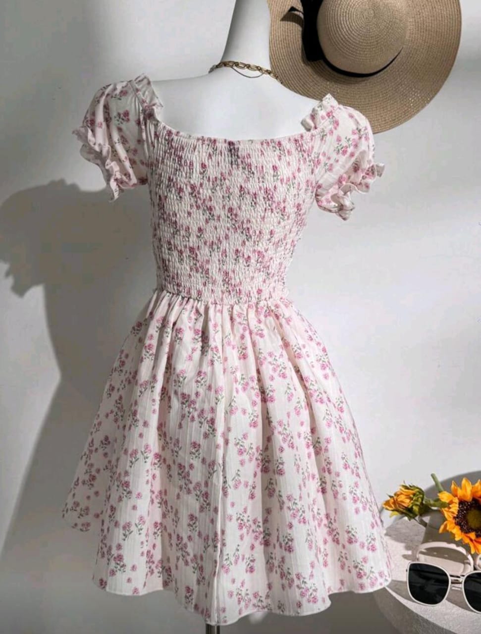 Vestido floral con hombros descubiertos