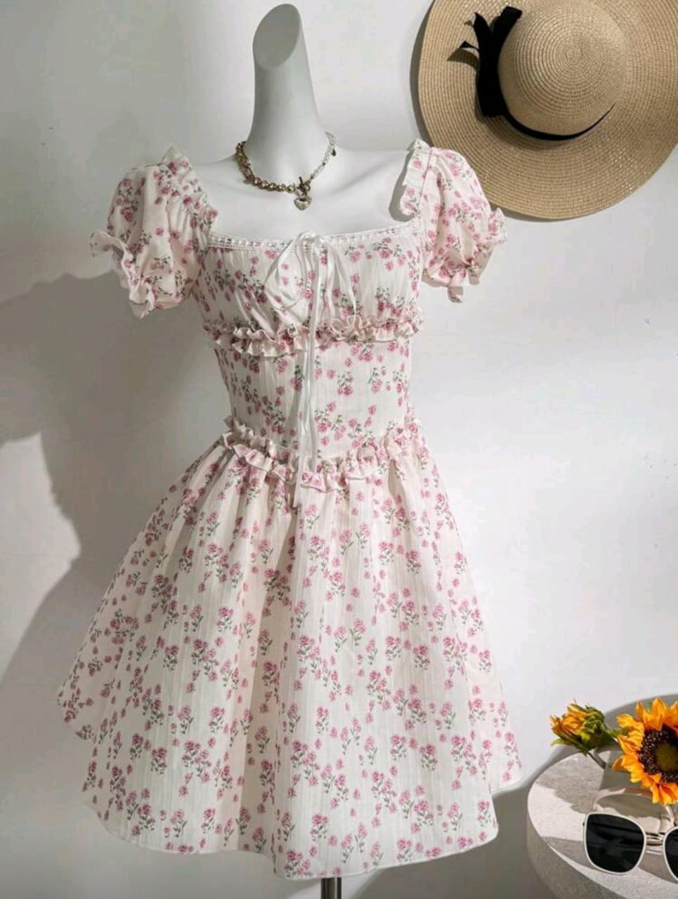 Vestido floral con hombros descubiertos