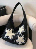 Cartera negra con diseño de estrellas