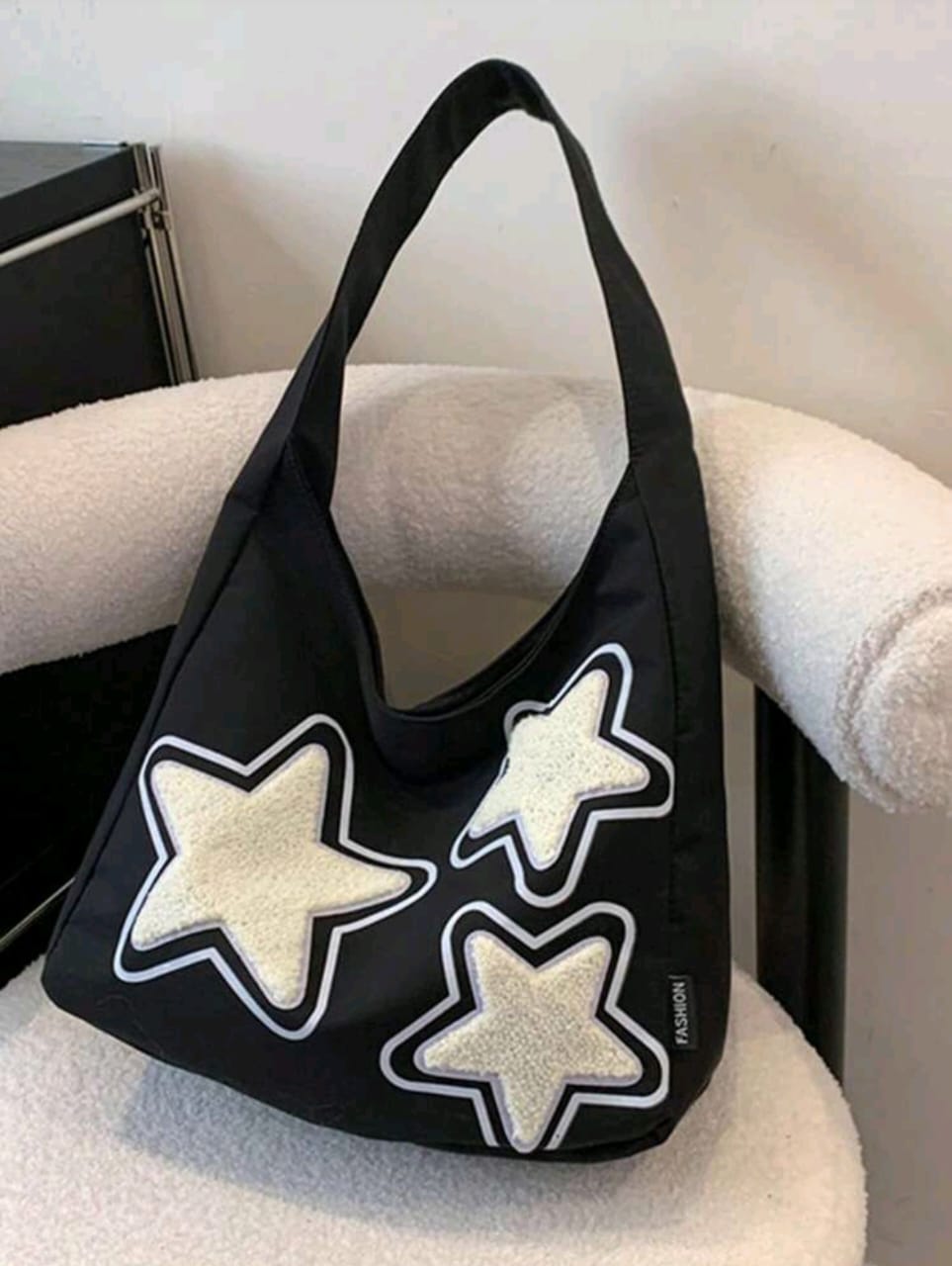 Cartera negra con diseño de estrellas