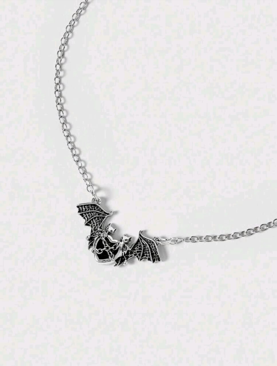 Collar de corazón negro con alas de murciélago