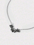 Collar de corazón negro con alas de murciélago