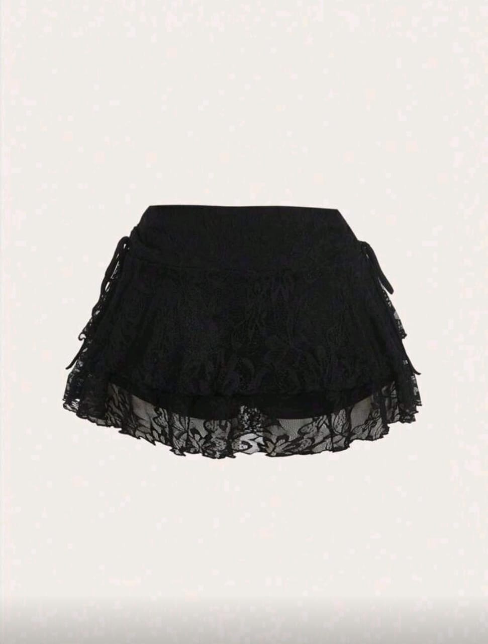 Falda negra corta con encaje y lazos