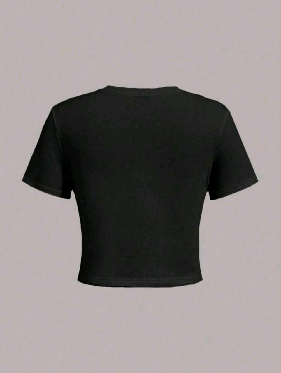 Camiseta negra corta con diseño fantasmal