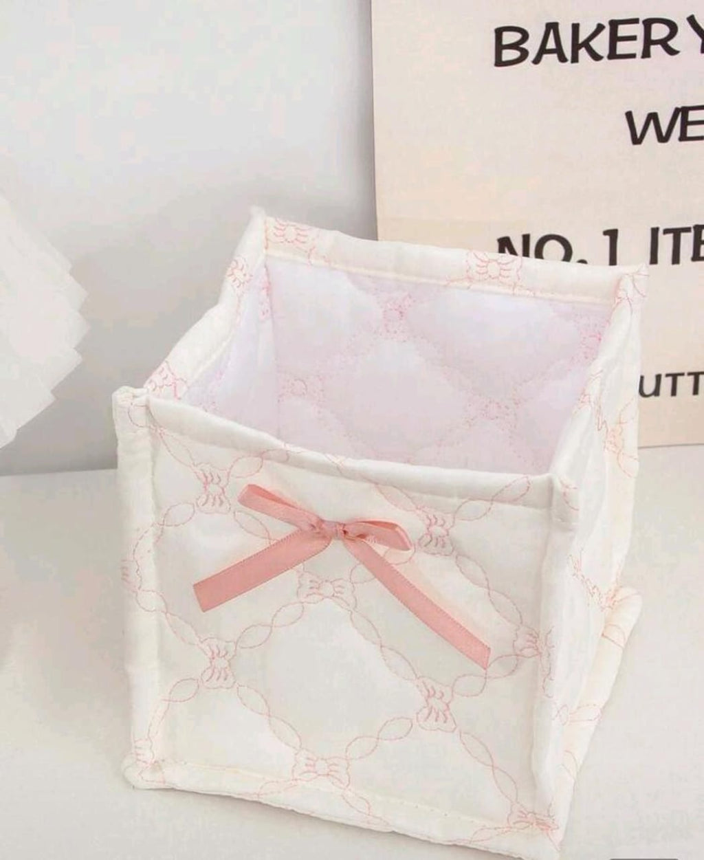 Cesta de almacenamiento de color blanco con lazo rosa (pequeña)