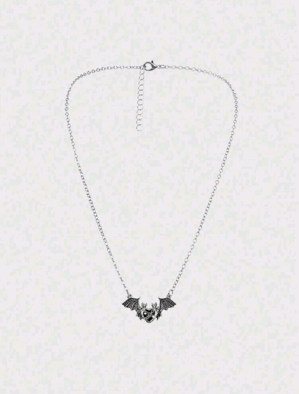 Collar de corazón negro con alas de murciélago